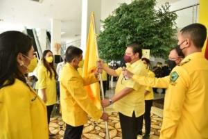 Airlangga Kukuhkan Pengurus Lembaga Komunikasi Dan Informasi Dpp Golkar 6 Airlangga Kukuhkan Pengurus Lembaga Komunikasi Dan Informasi Dpp Golkar