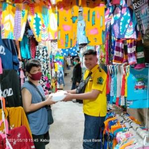 Golkar Papua Barat Bagikan Nasi Kotak Di Pasar Sanggeng Dan Wosi 9 Golkar Papua Barat Bagikan Nasi Kotak Di Pasar Sanggeng Dan Wosi