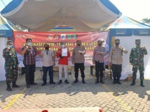 Warga Cibuah Antusias Ikut Vaksin Di Depan Pt Indomarco 2 Warga Cibuah Antusias Ikut Vaksin Di Depan Pt Indomarco