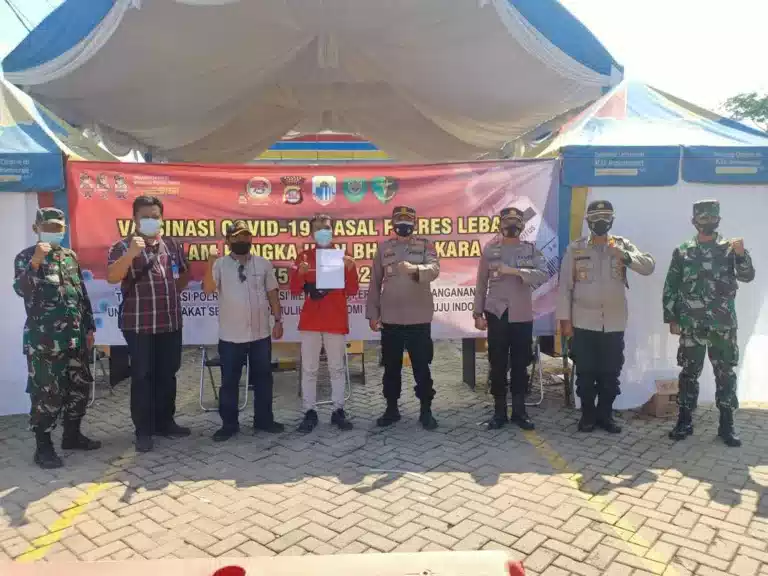 Warga Cibuah Antusias ikut Vaksin di Depan PT Indomarco