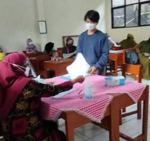 Patuhi Prokes, Membuka 3 Loket, Pendaftaran Di Smpn 1 Rangkasbitung Berjalan Lancar 4 Patuhi Prokes, Membuka 3 Loket, Pendaftaran Di Smpn 1 Rangkasbitung Berjalan Lancar
