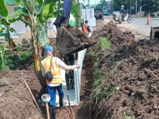 Pemasangan U- Dith Ruas Jalan Pandeglang - Rangkasbitung Diduga Dikerjakan Asal -Asalan