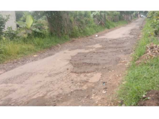 Jalan Raya Ciinjuk Mirip Kubangan Kerbau