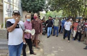 Ratusan Warga Desa Terate Desak Pemdes Agar Bisa Aksi Ke Polres Serang 9 Ratusan Warga Desa Terate Desak Pemdes Agar Bisa Aksi Ke Polres Serang