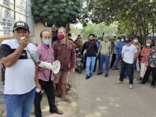 Ratusan Warga Desa Terate Desak Pemdes Agar Bisa Aksi Ke Polres Serang