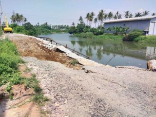 Ngerih, Truk Amblas Di Jalan Tanjung Burung Tangerang