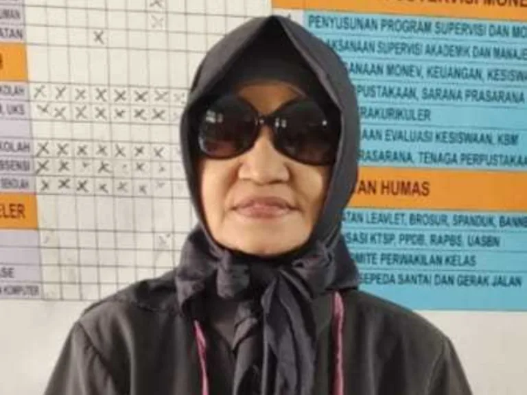 Hj. Titi Kepsek SDN 1 Citeras Tegas, Terbuka dan Disayangi