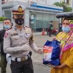 Satlantas Polres Lebak Bagikan Sembako Ke Warga Terdampak Ppkm