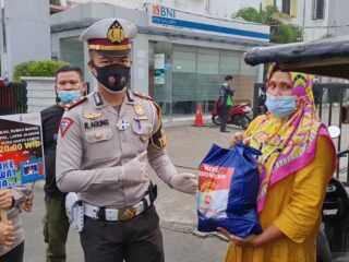 Satlantas Polres Lebak Bagikan Sembako Ke Warga Terdampak Ppkm
