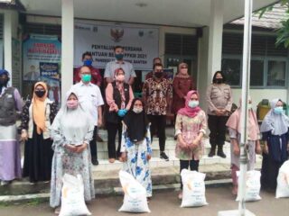 Penyaluran Bansos Beras Ppkm Prokes Ketat Di Pandeglang