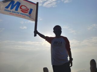 Peringati Hut Ri Ke 76, Moi Se-Provinsi Banten Kibarkan Bendera Dipuncak Gunung Luhur Dan Gelar Baksos