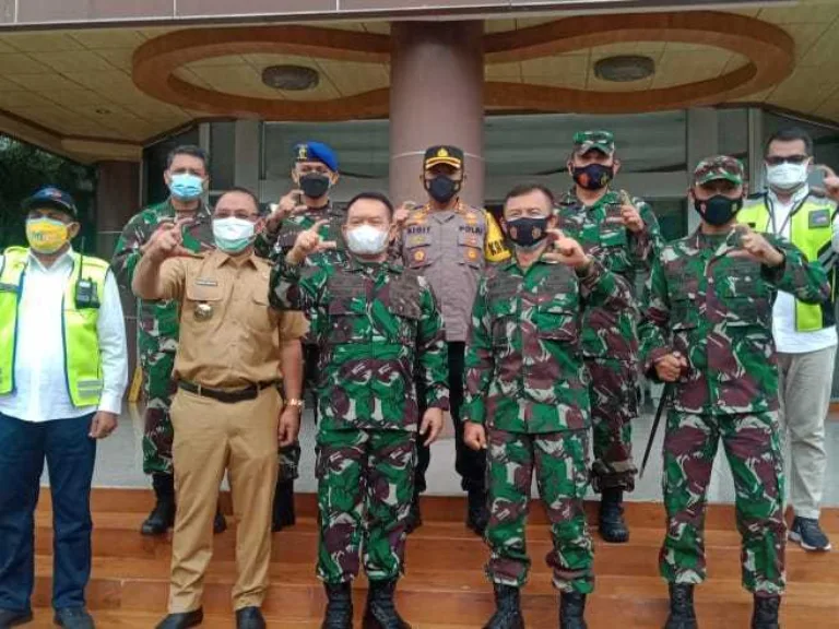 Danrem Sambut Kedatangan Pangkostrad di Pelabuhan ASDP