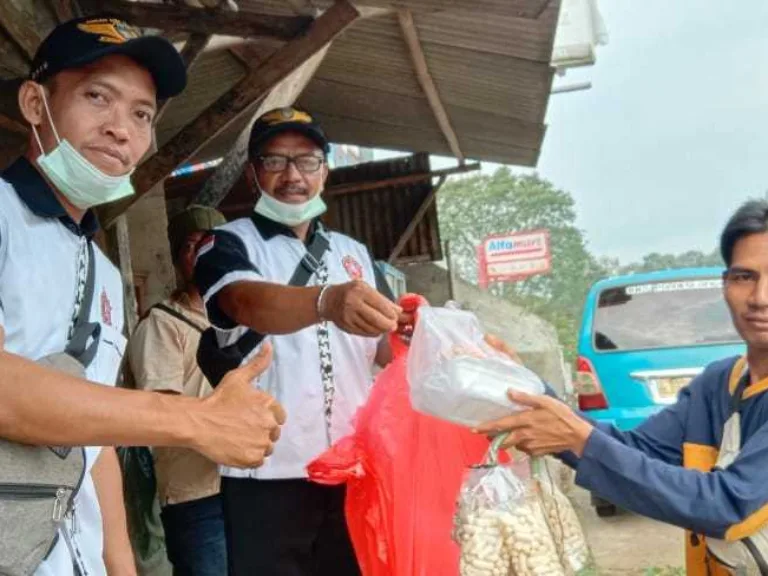 BSFB dan Viking Bagikan 1000 Nasi Kotak ke Warga Pandeglang