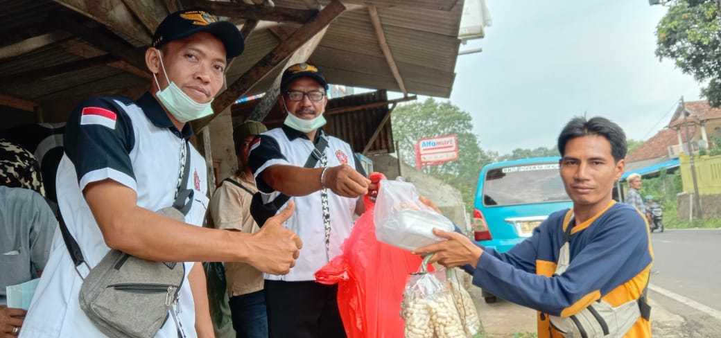 BSFB dan Viking Bagikan 1000 Nasi Kotak ke Warga Pandeglang I Harian Terbit