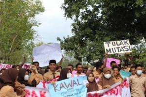 Keluarga Besar Sman 1 Langgudu Gelar Aksi Menolak Mutasi Kepala Sekolah 1 Keluarga Besar Sman 1 Langgudu Gelar Aksi Menolak Mutasi Kepala Sekolah