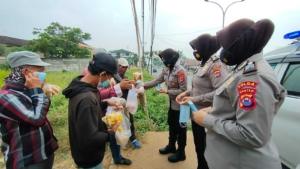 Pendekar Srikandi Ditpamobvit Banten Keliling Bagikan Masker Di Pandeglang 1 Pendekar Srikandi Ditpamobvit Banten Keliling Bagikan Masker Di Pandeglang