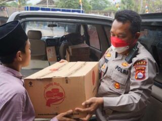 Peduli Anak Yatim, Kapolda Banten : Jika Rajin Belajar, Kelak Bisa Jadi Jenderal Dan Dokter