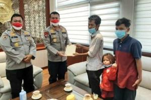 Kapolda Banten Panggil Pria Asal Bayah Lebak Yang Viral Keliling Kampung Cari Seragam Bekas Untuk Anaknya Sekolah 1 Kapolda Banten Panggil Pria Asal Bayah Lebak Yang Viral Keliling Kampung Cari Seragam Bekas Untuk Anaknya Sekolah