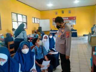Polsek Bayah Polres Lebak  Gelar Vaksinasi Covid-19   Di Smpn 1 Bayah Sasar 300 Orang