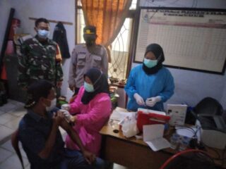 62  Warga Cempaka Ikuti Vaksinasi Polsek Warunggunung Polres Lebak