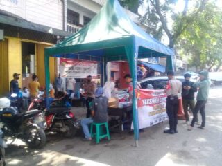 Polsek Rangkasbitung Vaksinasi Pedagang Dan Pengunjung Di Pasar