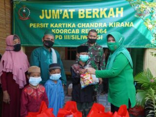 Ketua Persit Kck Rem 064 Laksanakan Jumat Berkah