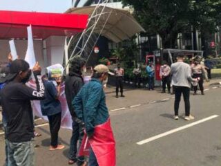 Mahasiswa Geruduk Kpk,  Minta Kpk Panggil Direktur Perusda Teluk Bintuni