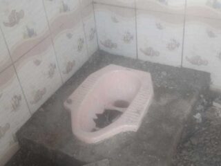 Menyakitkan...!Mck Di Tangerang Dirusak Dan Materialnya Hilang