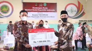 Kunjungi Ponpes Al Mizan Majalengka, Risma Bagi-Bagi Bansos 7 Kunjungi Ponpes Al Mizan Majalengka, Risma Bagi-Bagi Bansos