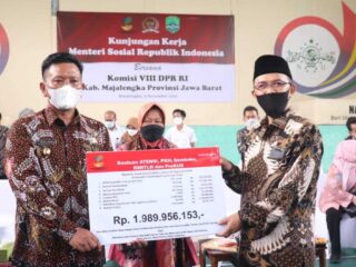 Kunjungi Ponpes Al Mizan Majalengka, Risma Bagi-Bagi Bansos