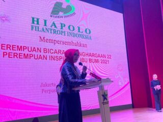 Dinilai Sukses Sebagai Ketua Tim Widya Pratiwi Terima Penghargaan