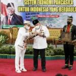 Rektor Upr Berikan Lanyalla Mandau, Begini Ceritanya