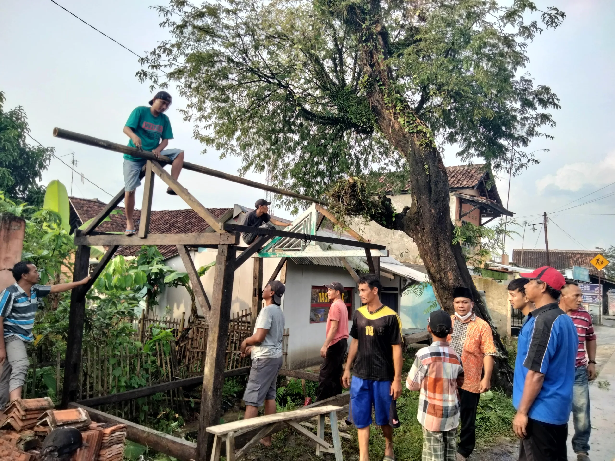 Tingkatkan Kemanan Lingkungan, Warga Balesawah Bangun Pos Kamling