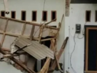 Puluhan Bangunan Rusak Akibat Gempa Magnitudo Berskala 6,7 Richter