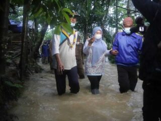 Bupati Pandeglang, Irna Terobos Banjir Distribusikan Bantuan Buat Warganya