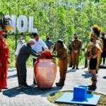 Presiden Joko Widodo Satukan Tanah Dan Air Di Titik Nol Ibu Kota Negara