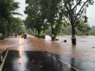 Labuan-Carita Kebanjiran, Tgc Langsung Terjun Evakuasi Hingga Buat Dapur Umum