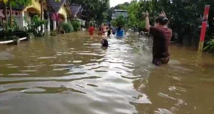 Labuan-Carita Kebanjiran, Tgc Langsung Terjun Evakuasi Hingga Buat Dapur Umum