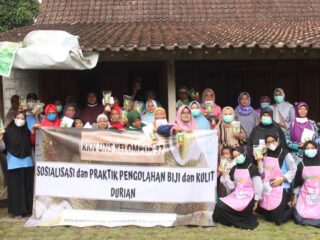 Mahasiswa Kkn Uns Kelompok 37 Laksanakan Pelatihan Dan Sosialisai Pemanfaatan Limbah Kulit Dan Biji Durian Menjadi Produk Siap Jual