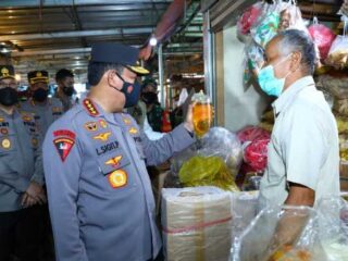 Kapolri Turun Langsung Ke Pasar Pastikan Stok Minyak Goreng Untuk Warga Aman