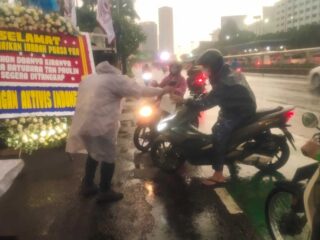 Bagikan Takjil Di Dpr, Mahasiswa Desak Mafia Tambang Ditangkap