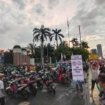 Tuntut Ratu Koridor Ditangkap, Mahasiswa Bagikan Takjil Di Dpr