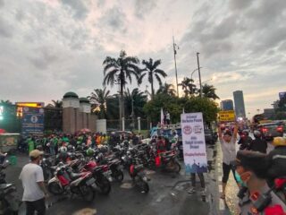 Tuntut Ratu Koridor Ditangkap, Mahasiswa Bagikan Takjil Di Dpr