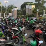 Massa Aksi Bagikan Takjil Dan Desak Ratu Koridor Ditangkap