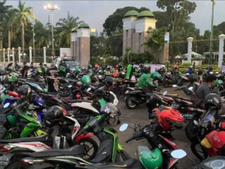 Massa Aksi Bagikan Takjil Dan Desak Ratu Koridor Ditangkap