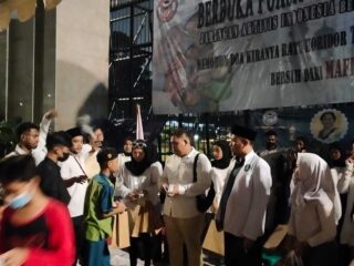 Puluhan Anak Yatim Dan Massa Aksi Bersatu Di Dpr Berdoa Ratu Koridor Ditangkap