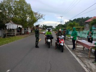 Jelang Berbuka Puasa, Anggota Koramil 1508-04 Malifut Bersama Persif Berbagi Takjil