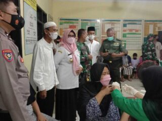 Koramil 05/ Balaraja Kodim 0510/Tigaraksa Gelar Vaksinasi Ketiga (Booster) Di Desa Sukamulya