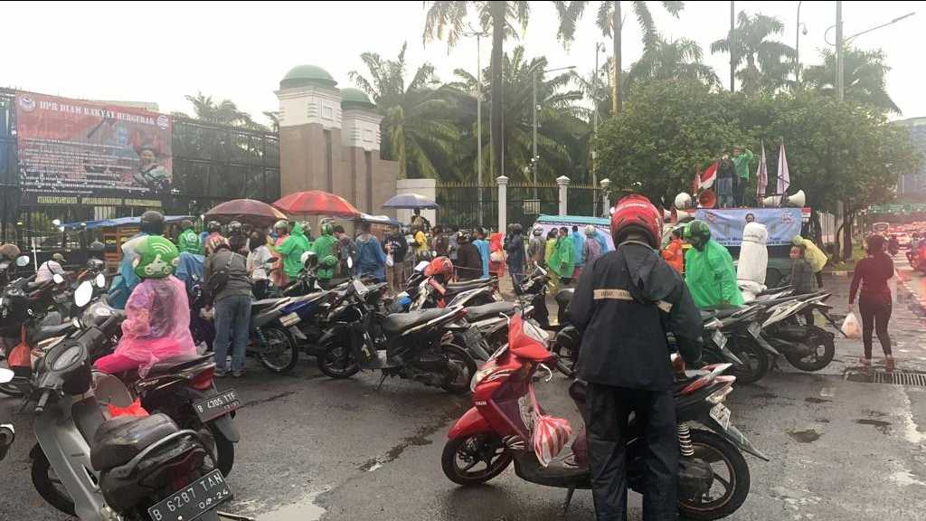 TOLAK...!Aktivis dan Mahasiswa Terus Suarakan Agar Ratu Koridor Ditangkap I Harian Terbit