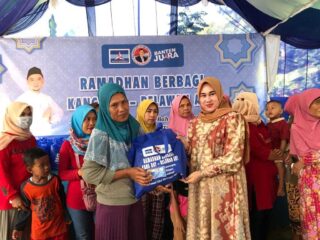 Relawan Ahy Di Banten Bagi-Bagi Sembako